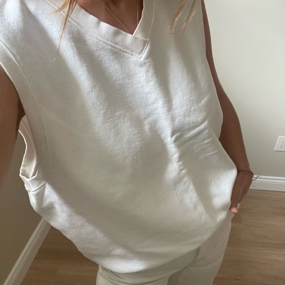 Aritzia TNA Cozy Fleece Sweater Vest - Picture 3 of 10